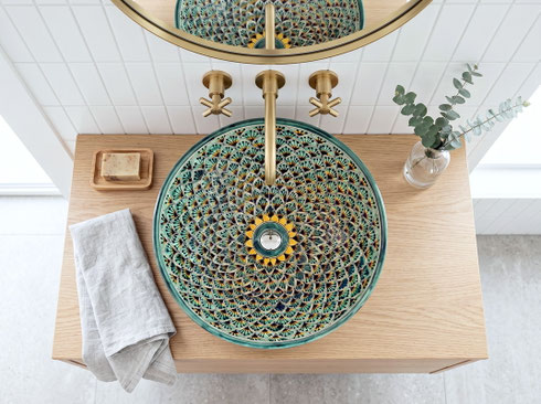 Großes mexikanisches Talavera Waschbecken Pavo Verde mit exotischem Pfauenmuster in Grün, handbemalt in Guanajuato und ideal für ein stilvolles Master Badezimmer.
