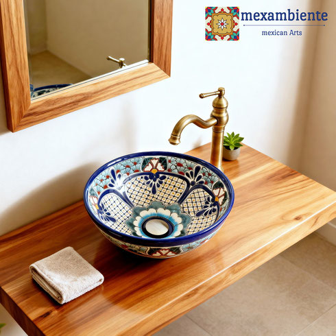 Badezimmer mit Holzwaschtisch und bemaltes Keramik Waschbecken aus Mexiko Guanajuato