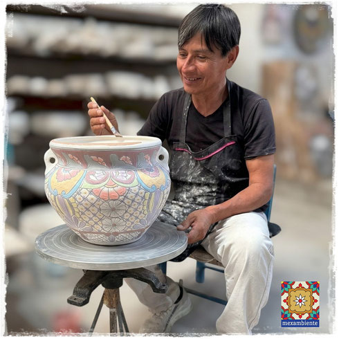 Mexikanischer Kunsthandwerker bemalt einen großen Keramik Blumentopf im Talavera Stil in Handarbeit, traditionelle Herstellung in Mexiko