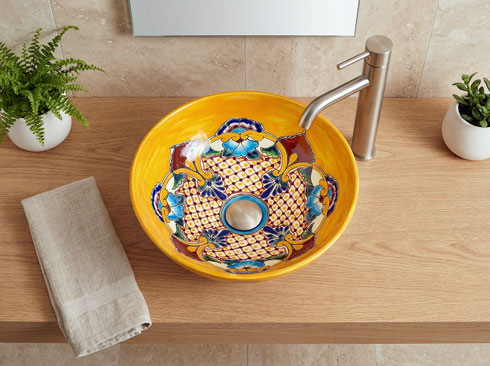 Farbenfrohes mexikanisches Talavera Aufsatzwaschbecken handbemalt, gelbe Keramik mit floralem Muster, Holzkonsole und Edelstahlarmatur, Draufsicht