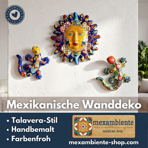 Mexikanische Talavera-Wanddekoration: Keramik-Sonne in der Mitte, zwei handbemalte Gecko-Figuren links und rechts an weißer Wand