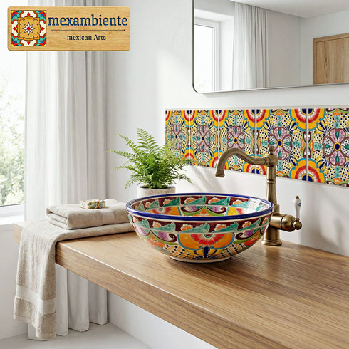 Badezimmer mit mexikanischem Waschbecken im farbenfrohen, 100 % handbemalten Talavera-Stil