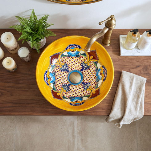 Handbemaltes mexikanisches Talavera Aufsatzwaschbecken in Gelb auf Holzplatte mit Messingarmatur, Draufsicht
