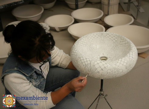 Kunstwerker bemalt ein mexikanisches Waschbecken von Mexambiente