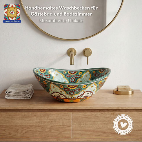 Handbemaltes Waschbecken in ovaler Form im Gästebad, Talavera Design von Mexambiente