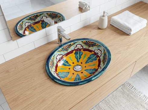 Skandinavischer Stil im Badezimmer mit eingebautem, keramikfarbenem mexikanischem Talavera-Waschbecken