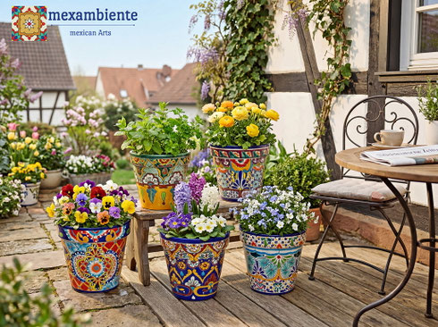 Mexikanische Blumengefäße mit bunten Talavera-Designs für Haus und Garten