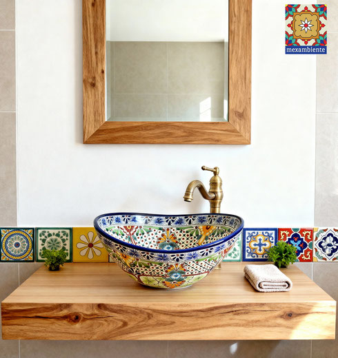 Buntes mexikanisches Aufsatzwaschbecken AVENTURA in ovaler Form auf Holzwaschtisch, handbemalt im Talavera Stil mit dekorativen mexikanischen Fliesen – Mexambiente.