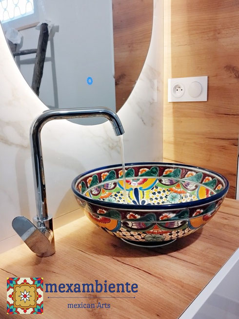Gästebad mit Talavera Waschbecken FRIEDA aus mexikanischer Keramik