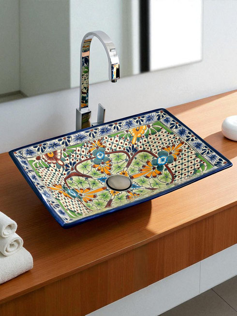 Buntes rechteckiges Aufsatzwaschbecken aus mexikanischer Keramik mit floralen Mustern, handbemalt im Talavera-Stil, auf einer Holzplatte montiert