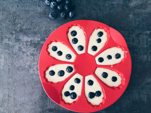 Zitronen-Madeleines mit Schwarzbeeren