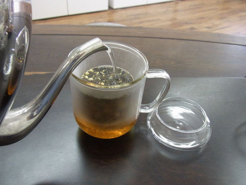 熱湯を入れます