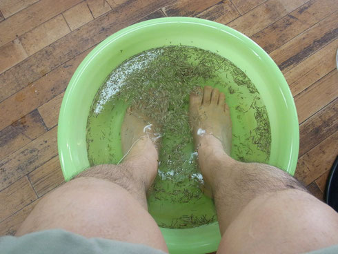 足湯に浸かる