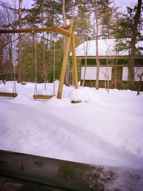 ビストロイグレックのブランコも雪の中・・・。今年の雪はすごい！