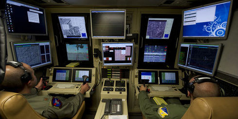 Des opérateurs de l'US Air Force dirigent un drone MQ-9 lors d'un entraînement sur la base de Holloman, au Nouveau-Mexique, en octobre 2012. | US AIR FORCE / Reuters.