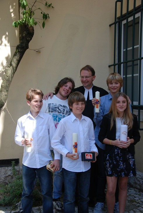 Pastor Stalling und fünf getaufte Menschenkinder