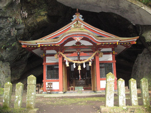 飛鳥時代の白雉二年に建立されたという下宮の社殿