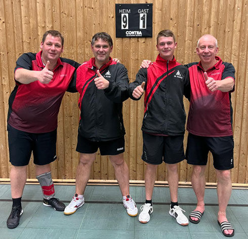 HERBSTMEISTER der Bezirksklasse Gr. 2!!! Die 1. Mannschaft der SG 03 Mitlechtern nach ihrem 9:1 Sieg im Derby gegen Rimbach v.l.n.r.: Christian Zeeb, Thomas Klotz, Miles Rettig, Matthias Schork