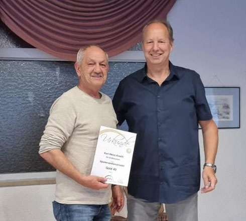 Neuer Abteilungsleiter der SG 03 Mitlechtern: Karl-Heinz Kneißl(l.) mit dem 1. Vorsitzenden Dirk Schulz(r.) bei der Übergabe der Urkunde und HTTV-Spielerverdienstnadel in Gold 40!