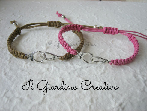 Bracciale Freedom con cinturino lavorato in macramè, chiusura scorrevole e link manette con scritta Freedom. Disponibile in tanti altri colori!