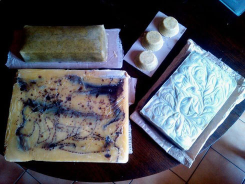 From top, anti-clockwise : mint soap, marble cocoa soap, 100% coconut oil (the only soap that foams with salted water), with a light green touch (spirulina).