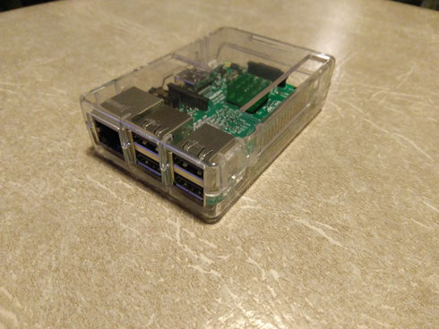 Un raspberry PI 3 B dans un boitier transparent console retrogaming box tv multimédia center