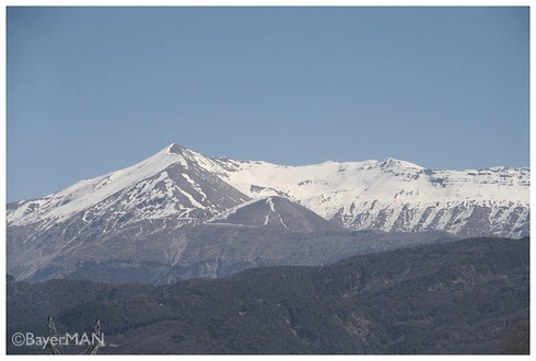 Verschneite griechische Berge