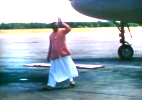  1956 : Meher Baba arriving at Wilmington Airport. Image captured by Anthony Zois from a film by Sufism Reoriented.