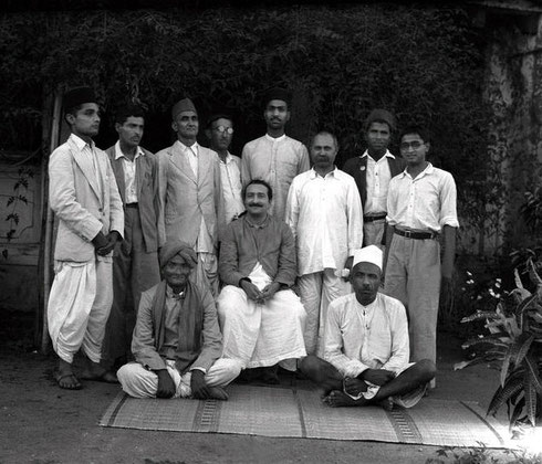 Early 1936 : Chanj standing behind Meher Baba