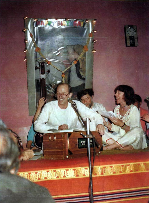 Johnny Kawwal, Rick Scheu and Rosalie O'Dunphy singing and Dadar playing tabla at thr Ahmednagar center,India - 1989