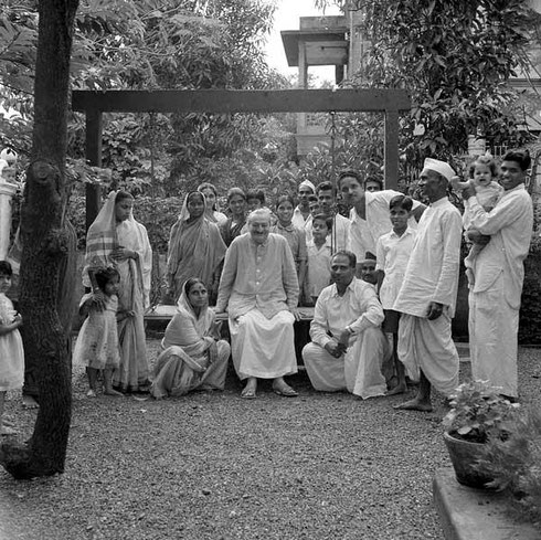 1960 ; Meher Baba visiting Bapusaheb Shinde's house in Poona. Photo taken by Meelan.