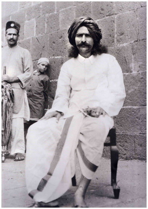 1928 : Meher Baba with Rusto ( Baidul ) Jafrabadi and boy student.