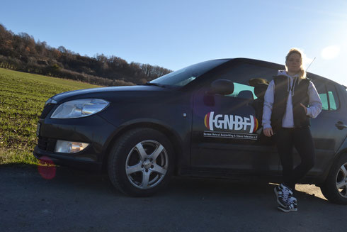 Simone Bohrmann mit ihrem "GNBF e.V.-Mobil"