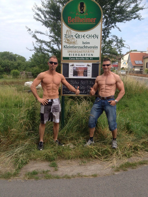 Am Morgen des Veranstaltungstages: Spontanes Foto mit Jörg Altmann und Rüdiger Lang (rechts im Bild); Anmerkung: Man lese auch das Hinweisschild: Ab 9 Uhr 30: Die BESTEN SIX- PACKS DEUTSCHLANDS ;-) !
