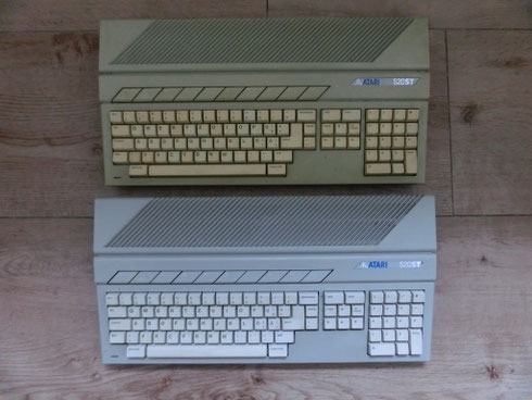 Foto von zwei Atari 520 ST Computern.