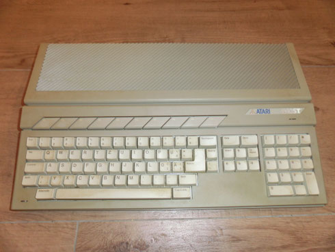Foto eines Atari 1040 STF Computers.