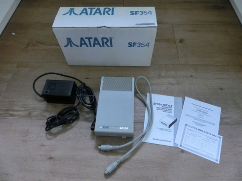 Foto von einem Atari SF354 Diskettenlaufwerk.