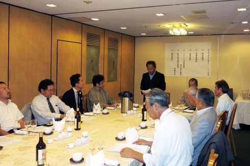 総会で挨拶をする高崎卓哉理事長