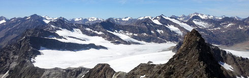 Blick vom Gipfel Hohe Wilde auf die Gletscher in Österreich