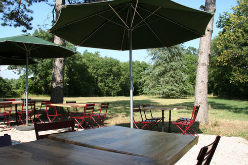 la terrasse de l'auberge dans le lot 