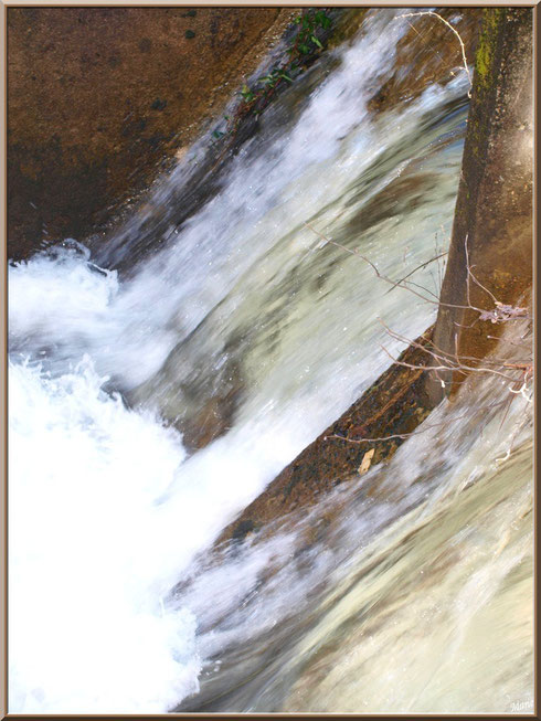 Chute d'eau en sortie d'une écluse sur le Canal des Landes au Parc de la Chêneraie à Gujan-Mestras (Bassin d'Arcachon)