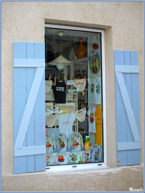 Vitrine boutique dans une ruelle en centre ville à Saint Rémy de Provence, Alpilles (13)