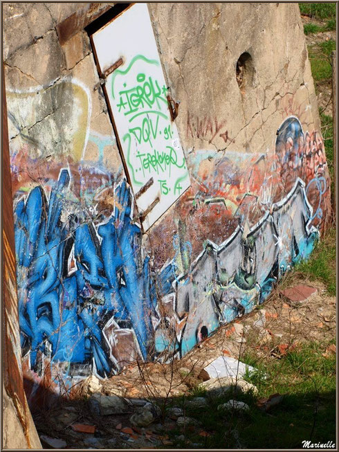 Tags et graffitis sur un blockhaus en bordure de plage de La Corniche à Pyla-sur-Mer, Bassin d'Arcachon (33)