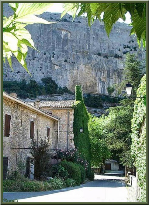 Ruelle menant à l'église romane Saint Romain, village du Lioux, Lubéron (84)