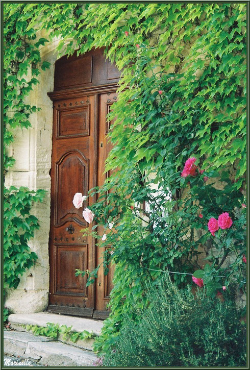 Porte d'entrée de l'église romane Saint Romain, village du Lioux, Lubéron (84)