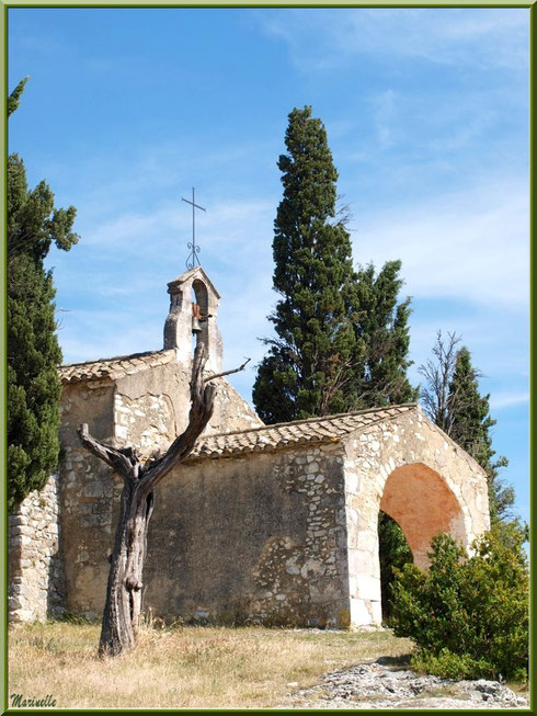 La chapelle Sainte Sixte à la sortie du village d'Eygalières dans les Alpilles (Bouches du Rhône)