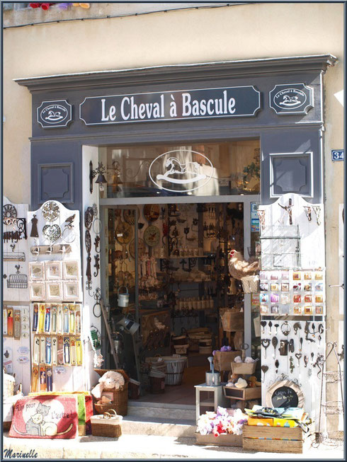Façade commerçante dans une ruelle centre ville à Saint Rémy de Provence, Alpilles (13) 