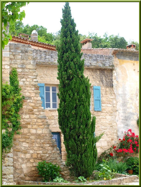 Jolie bâtisse dans ruelle au bas du château dans le village d'Oppède-le-Vieux, Lubéron (84)