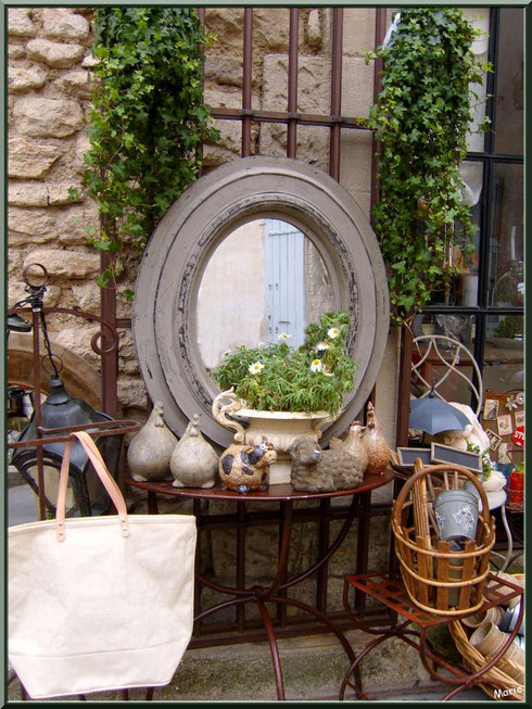 Devanture d'une boutique dans une ruelle à Saint Rémy de Provence, Alpilles (13)