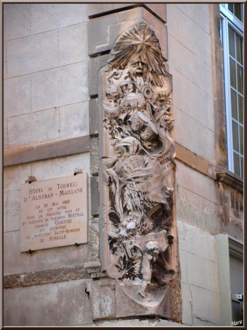 Sculpture en angle d'une bâtisse en centre ville à Saint Rémy de Provence, Alpilles (13)